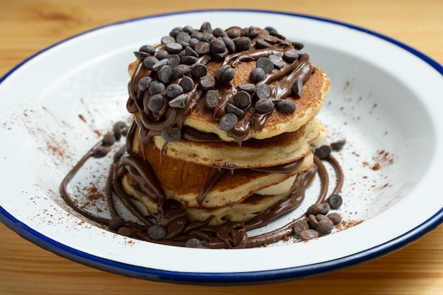 写真 チョコレートチップパンケーキとバナナの朝食