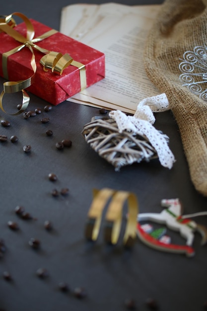 Foto chip di cioccolato per le decorazioni natalizie e la scatola regalo sul tavolo