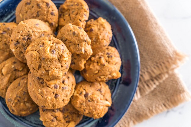 chocolate chips and cashew nut cookies