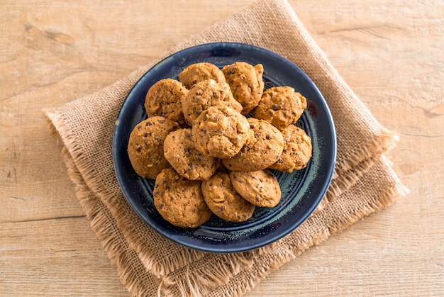 chocolate chips and cashew nut cookies