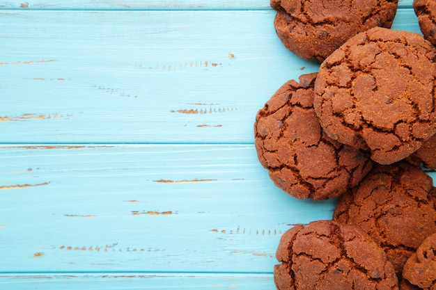 Photo chocolate chips cookies on blue