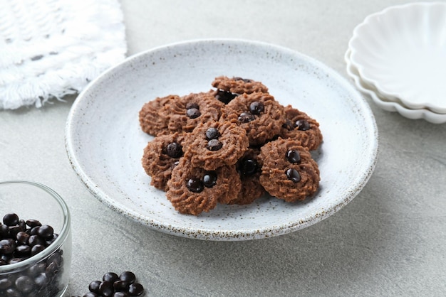 まな板で提供されるチョコレートチップクッキーのクローズアップイードアルフィトルを祝うために人気