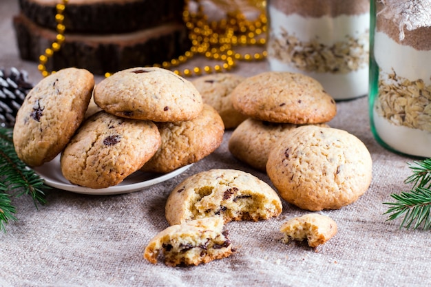 Biscotti con gocce di cioccolato con un regalo di miscela di biscotti in un barattolo