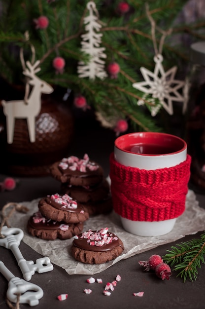 Photo chocolate christmas cookies with crushed candy cane