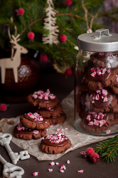 Photo chocolate christmas cookies with crushed candy cane