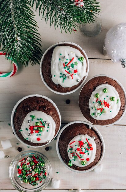 色付きの砂糖をトッピングしたチョコレートクリスマスカップケーキ