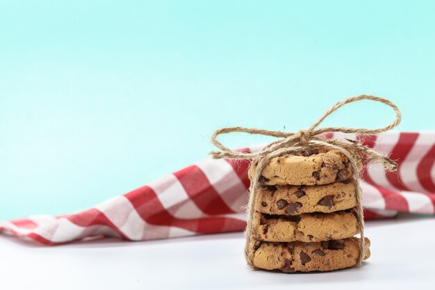 明るい青のチョコレートチャンククッキー