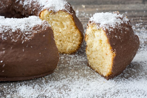 Torta di cocco e cioccolato sul tavolo di legno