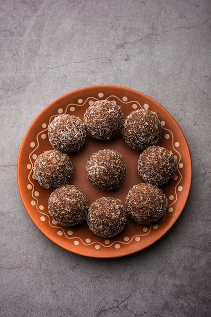 Chocolate Coconut Laddu of Laddoo is een twist op een traditionele Nariyal Ladoo door cacaopoeder te mengen