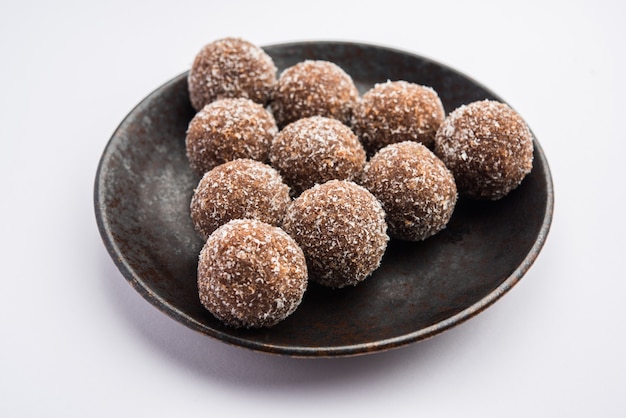 Chocolate Coconut Laddu of Laddoo is een twist op een traditionele Nariyal Ladoo door cacaopoeder te mengen