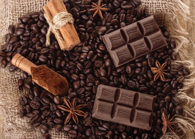 Cioccolato, chicchi di caffè, anice su fondo in legno