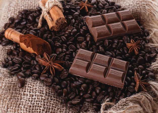 Cioccolato, chicchi di caffè, anice su fondo di legno