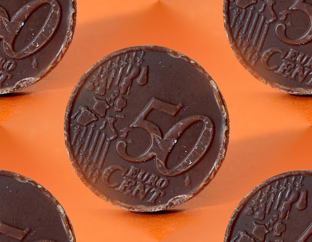 Шоколадная монета, сладкие деньги в евро, финансы и тема сладкой еды