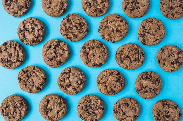 Foto biscotti al cioccolato su sfondo blu