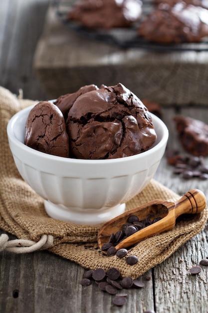 Photo chocolate cookies i a bowl