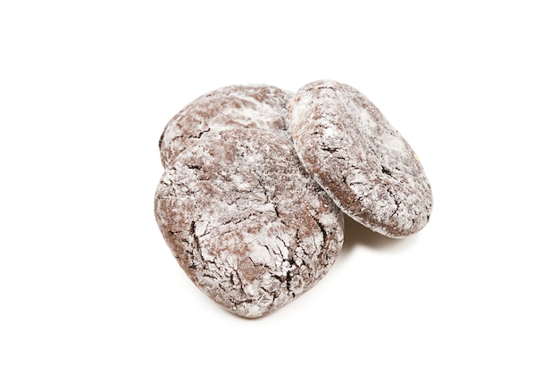 Foto biscotti al cioccolato isolati su sfondo bianco.