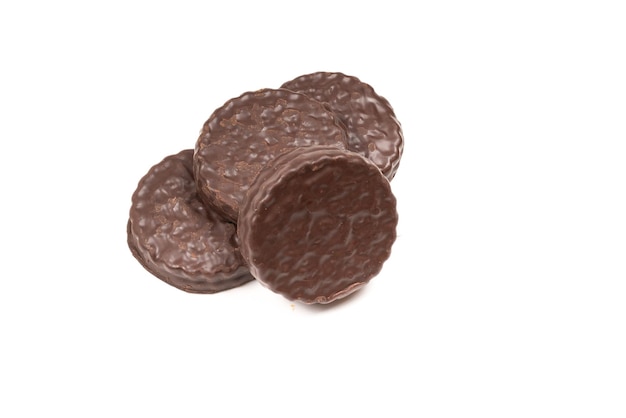 Biscotti al cioccolato isolati su bianco. copia spazio.