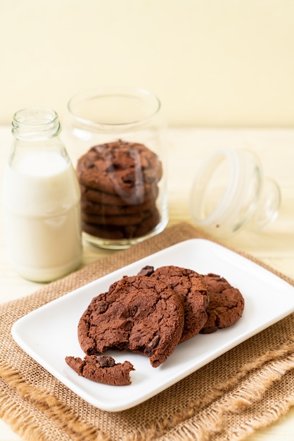 chocolate cookies with chocolate chips 