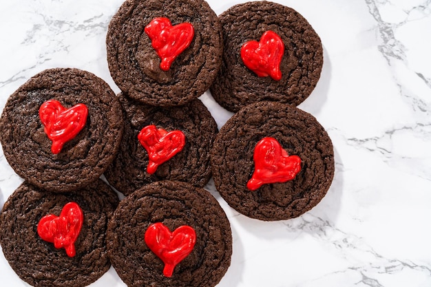Шоколадное печенье с шоколадными сердечками