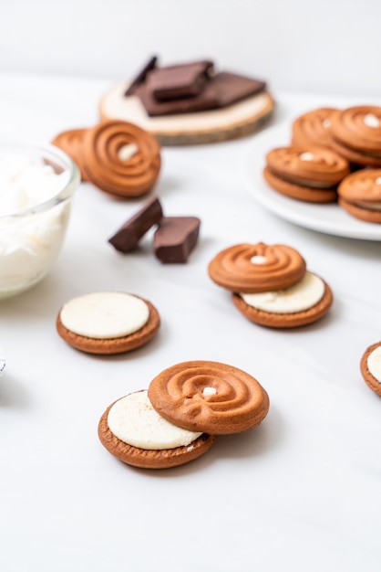 chocolate cookies with cream