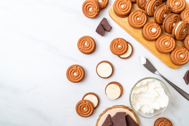 chocolate cookies with cream