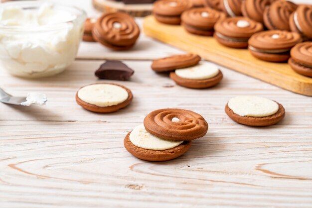 chocolate cookies with cream