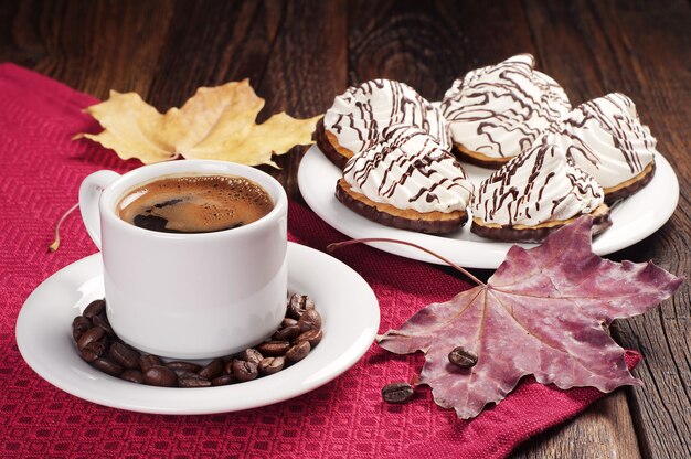 Foto biscotti al cioccolato con marshmallow e tazza di caffè