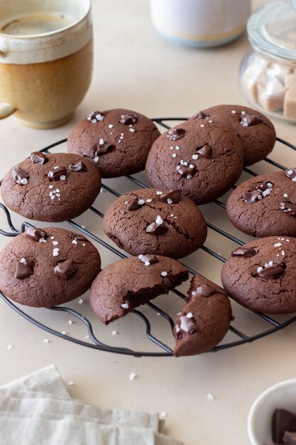 Foto biscotti al cioccolato con sale e pezzi di cioccolato. dolci fatti in casa. ricetta. cibo vegetariano.