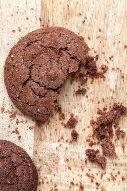 木製のテーブルにチョコレートクッキー、小麦粉と大量のココアで作られた丸い形のクッキー