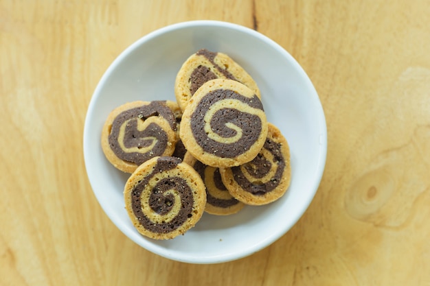 Foto biscotti al cioccolato sul tavolo di legno.
