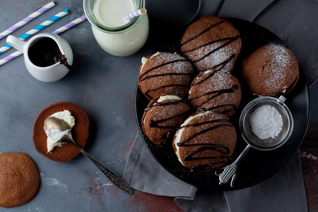 Chocolate cookies of Woopie Cookie with mascarpone cream