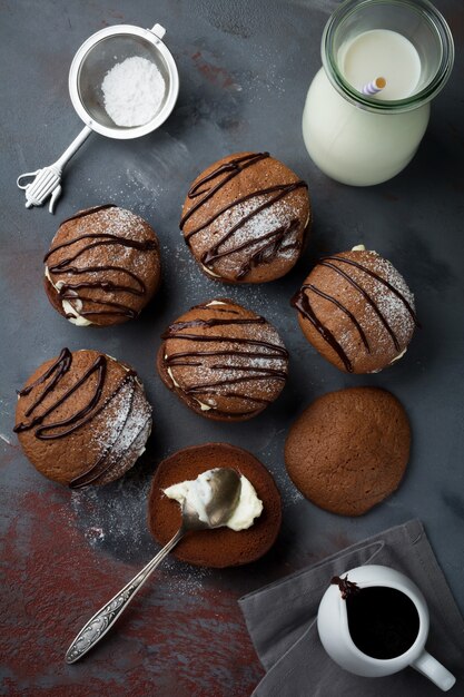Chocolate cookies of Woopie Cookie with mascarpone cream