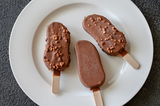 Photo chocolate-covered vanilla ice cream bars