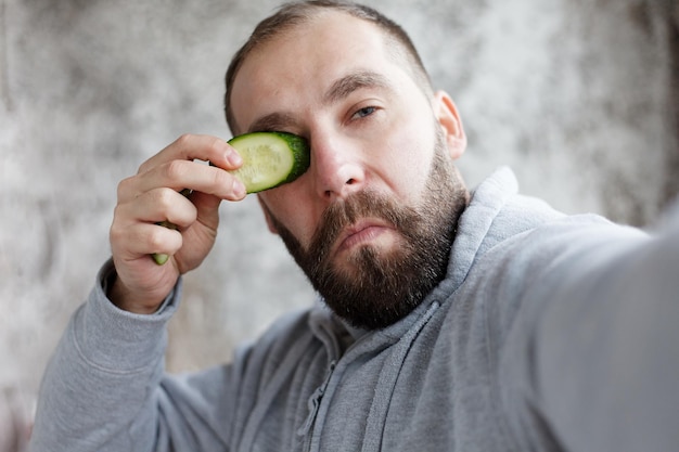 Photo chocolate cream and clay masks photo of man with perfect skin grooming himself