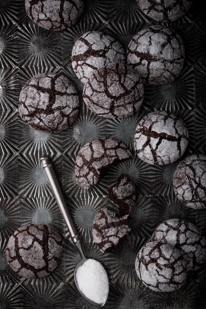 Photo chocolate crinkle cookies with cracked