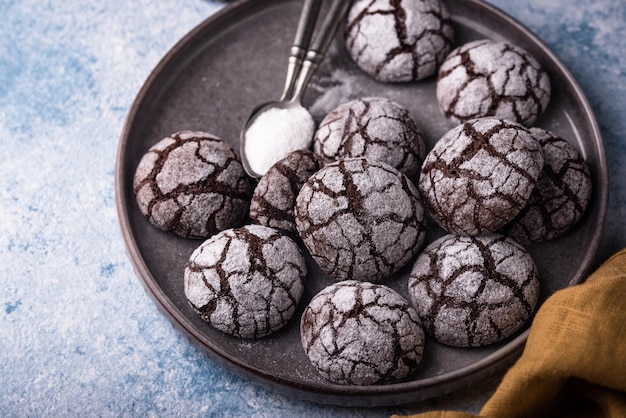 Photo chocolate crinkle cookies with cracked