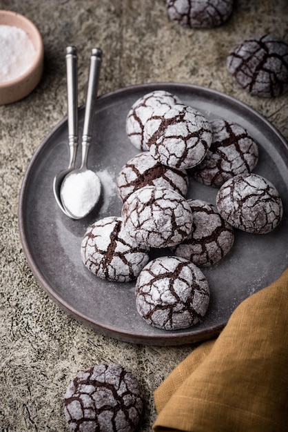 Photo chocolate crinkle cookies with cracked