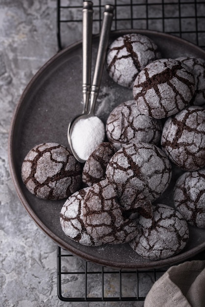 Photo chocolate crinkle cookies with cracked