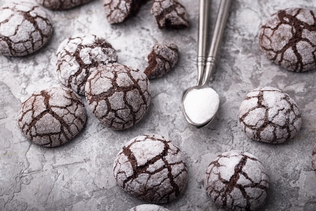 Photo chocolate crinkle cookies with cracked