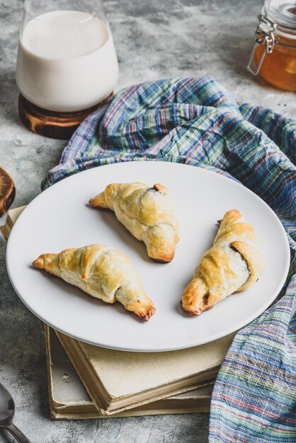 Foto croissant al cioccolato con latte per colazione