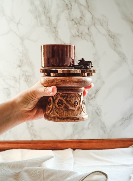 Foto cioccolato e una tazza di caffè in mano della donna su marmo