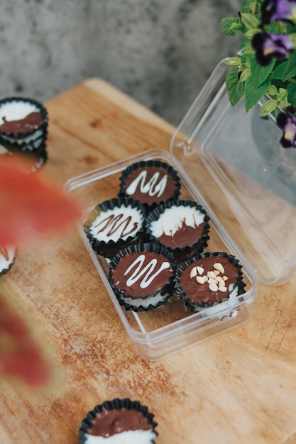 バターピーナッツとホワイトチョコレートのチョコレートカップスナック