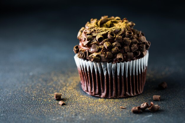 Photo chocolate cupcake with golden powder for the birthday