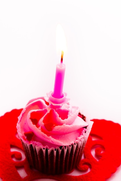 バレンタインデーのために飾られたピンクのアイシングとチョコレートカップケーキ。