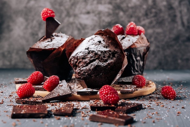 Шоколадные кексы крупным планом с шоколадом и малиной