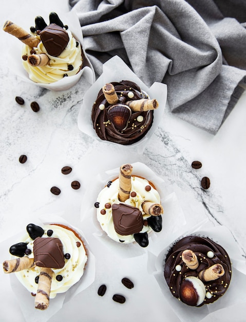 Фото Шоколадные кексы на белом мраморе