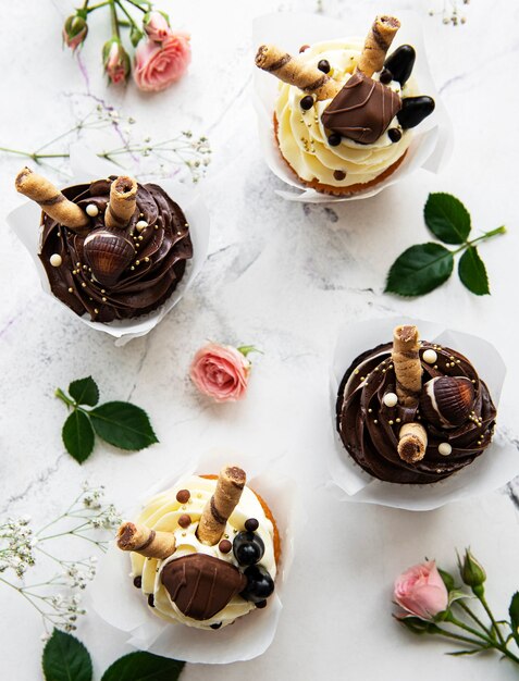 Cupcakes al cioccolato su fondo di legno bianco