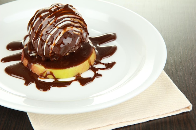 大皿のチョコレートデザートをクローズアップ