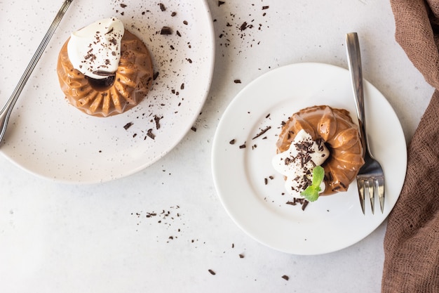 Foto dessert al cioccolato decorato con panna montata, cioccolato grattugiato e menta. panna cotta.