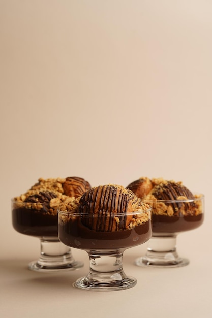 Foto dessert al cioccolato in primo piano della tazza di vetro